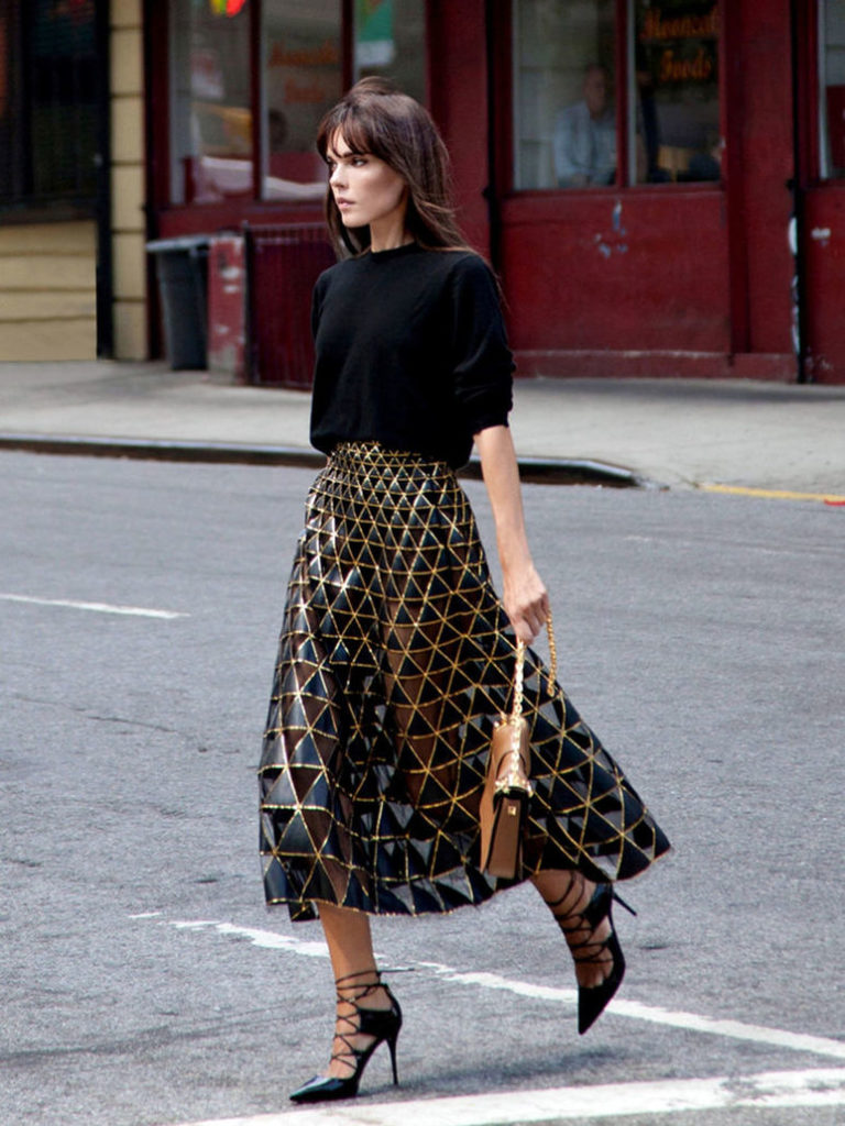 Как носить черную полупрозрачную юбку: 10 шикарных образов для роковых дам