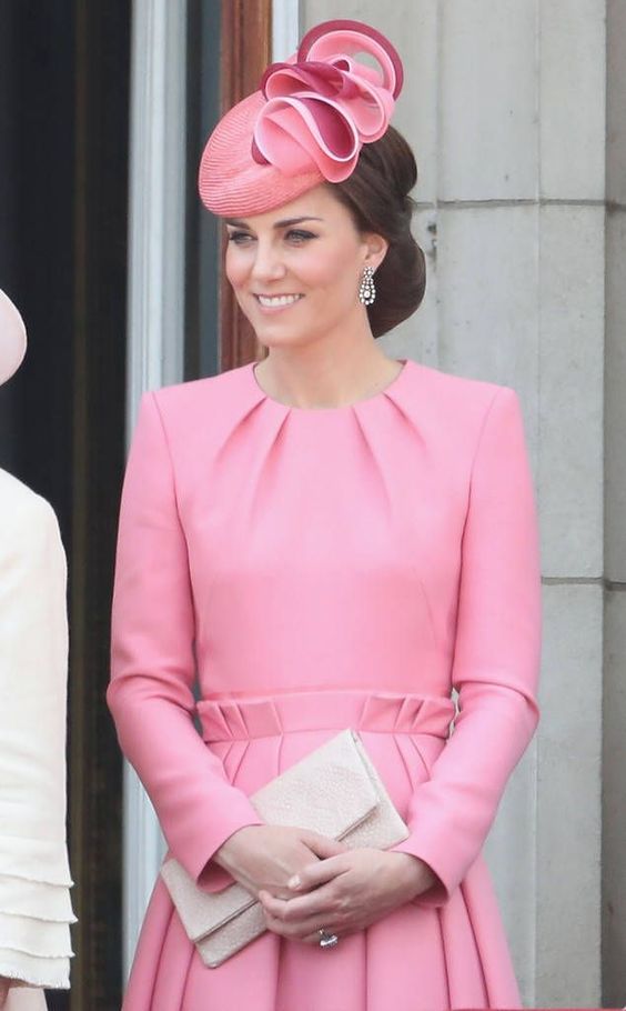 Больше, чем головной убор: 10 самых эффектных шляпок герцогини Кейт Мидллтон