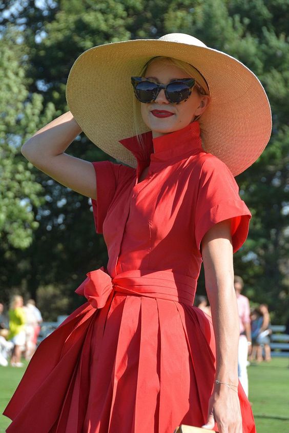 В шляпе, платье и цвете: 9 восхитительных образов для летних прогулок