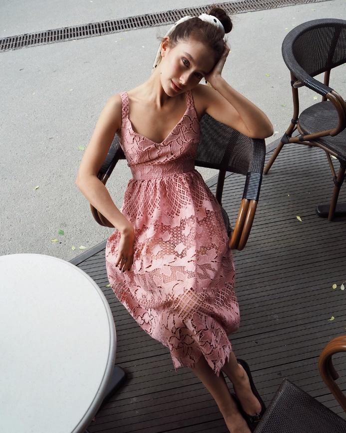 Кружевные платья — главный романтичный тренд лета: 4 идеи супер-нежного образа