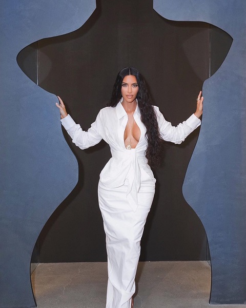 Ким Кардашьян разрушила все мифы о белой одежде и больших формах. Он ей идет!
