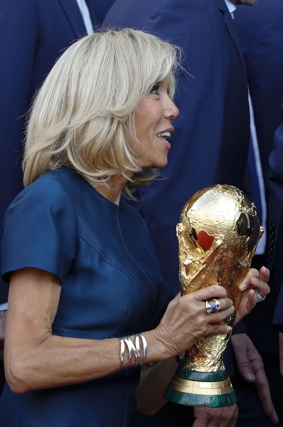 Снова в мини: Брижит Макрон ярко поздравила сборную Франции с победой
