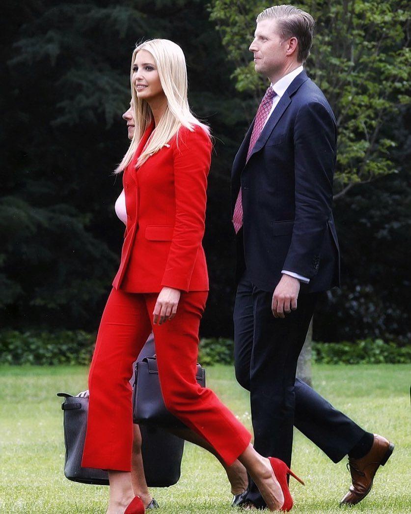 Иванка Трамп вошла в образ роковой красотки в шикарном красном костюме от Sandro Paris