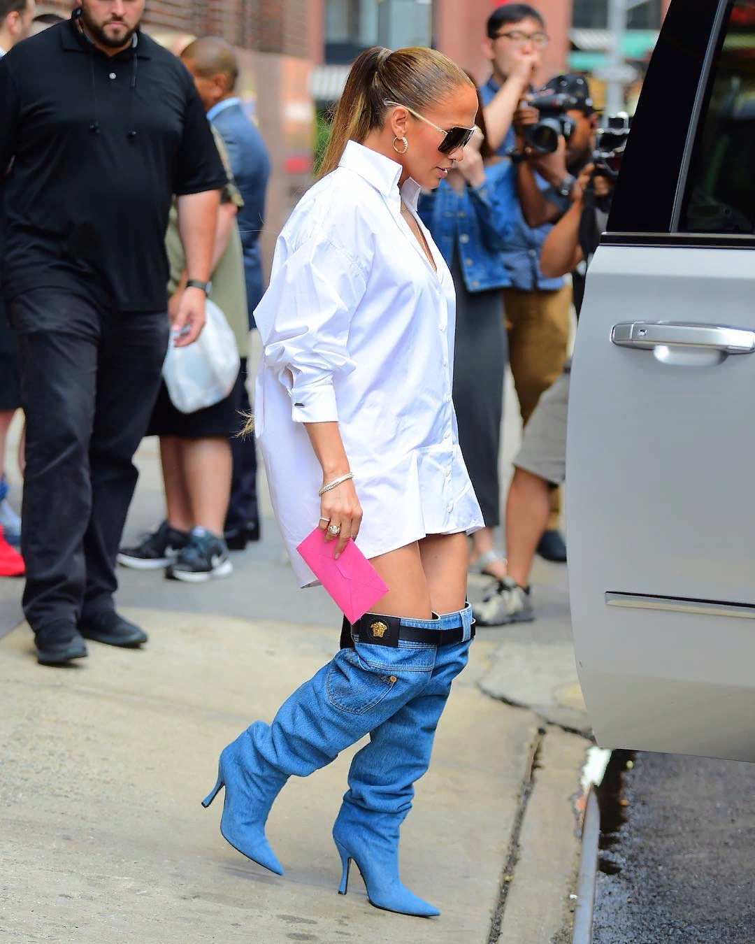 Сапоги или спущенные джинсы? Откровенный образ Джей Ло бурно обсуждают в соцсетях