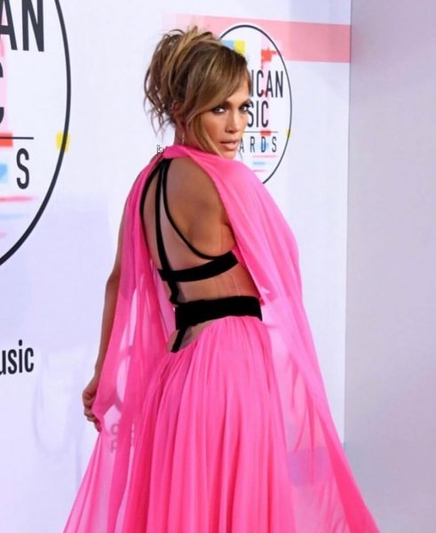 Талия не та, да и ноги потолстели: открытое платье подчеркнуло возраст Дженнифер Лопес на American Music Awards