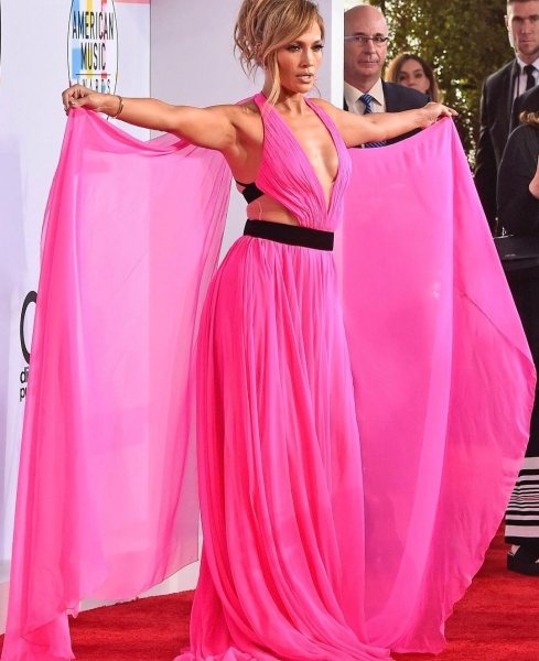 Талия не та, да и ноги потолстели: открытое платье подчеркнуло возраст Дженнифер Лопес на American Music Awards
