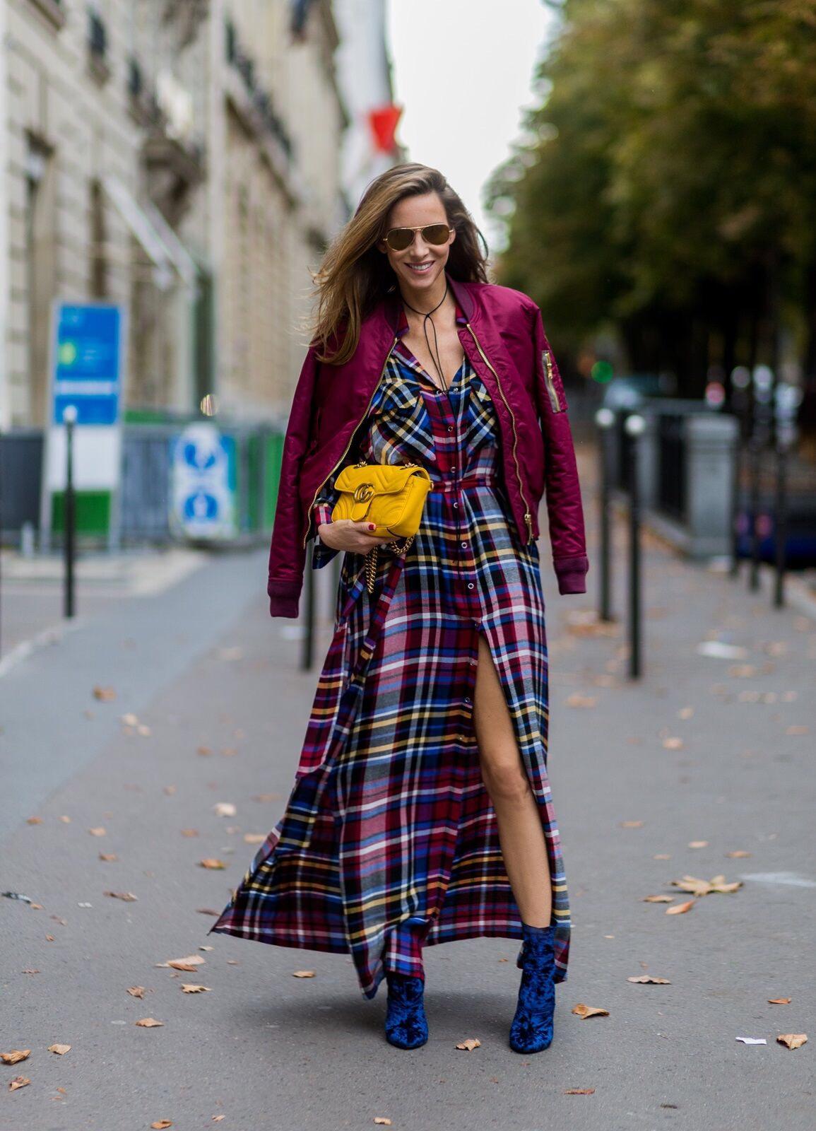 9 стильных примеров, как носить легкие платья осенью и не выглядеть безвкусно