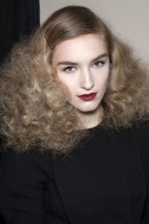Как уложить волосы этой осенью: 5 главных укладок для истинных красавиц