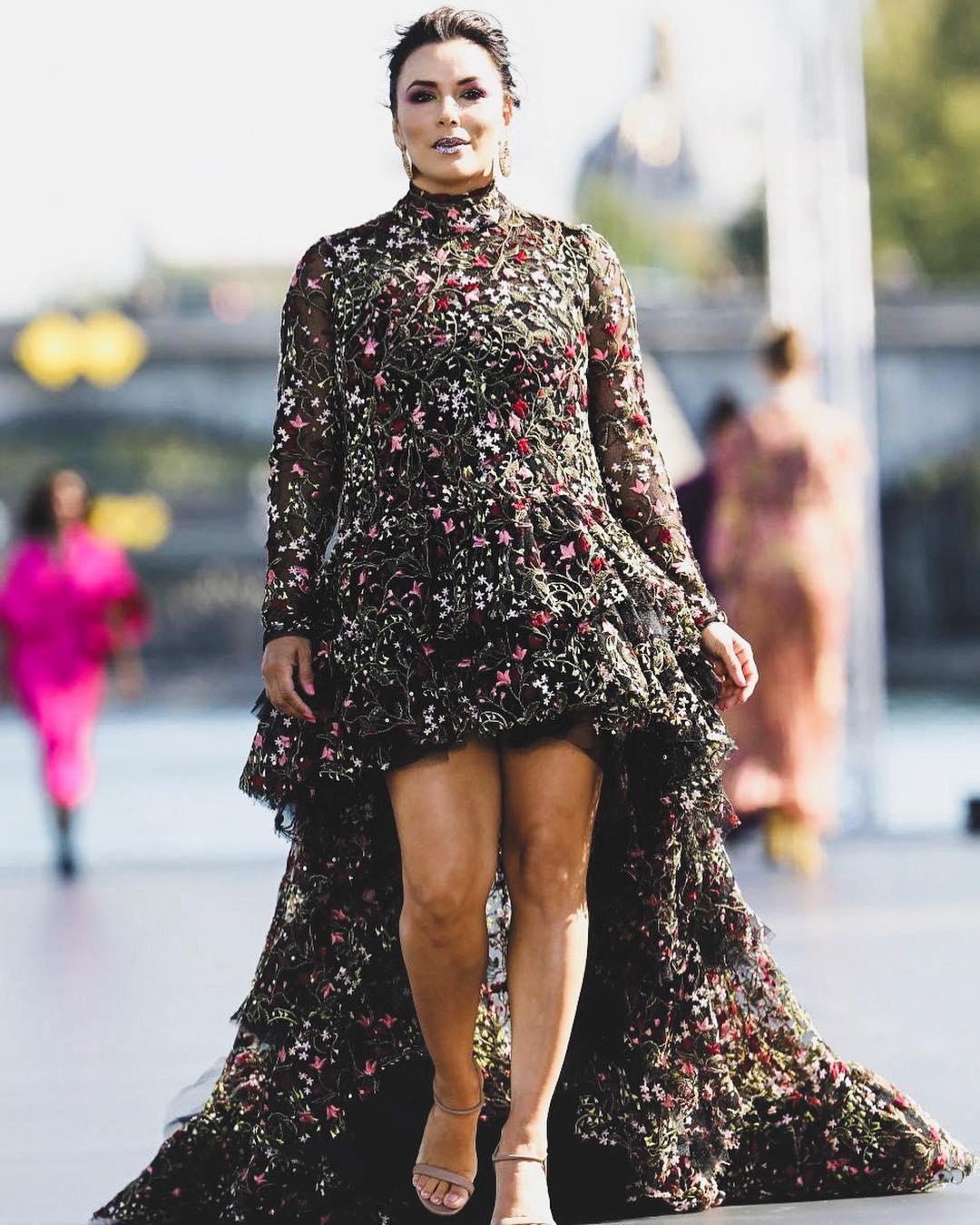 Полненькая Ева Лонгория затмила всех худышек на парижской Неделе моды
