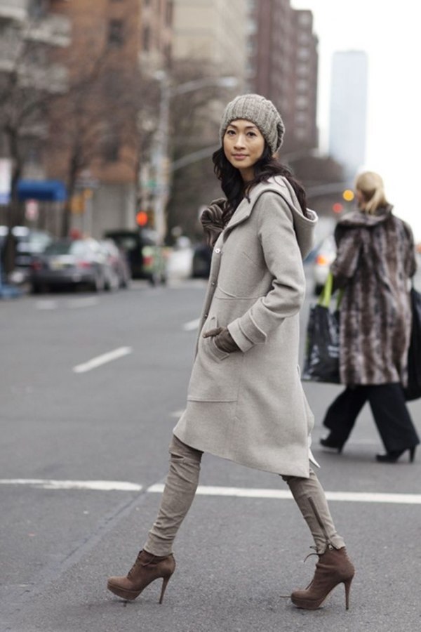 Как одеться в 15 градусов тепла. Шапка к серому пальто. Шапка к пальто с капюшоном. Шапка под пальто женское. Уличная мода Нью-Йорка.